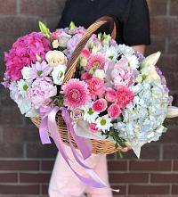 Композиция солнечный день в Большая Глушица Цветочная композиция из Розы, Хризантемы, Пионы и Лизиантусы в корзине в Большая Глушица