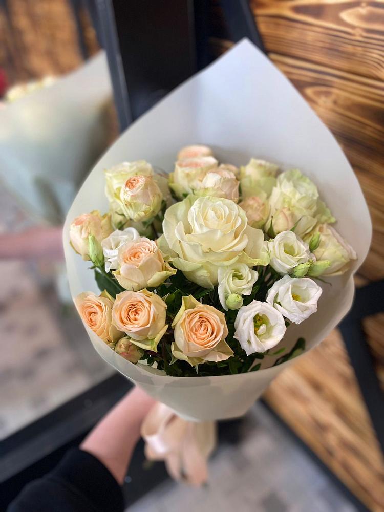 Букет цветов из: Розы и Лизиантусы в Большая Глушица